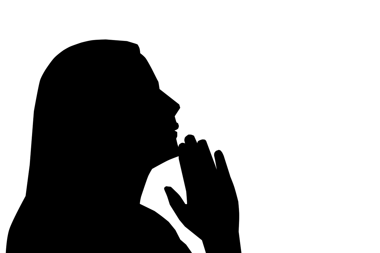 Женщина молится на прозрачном фоне