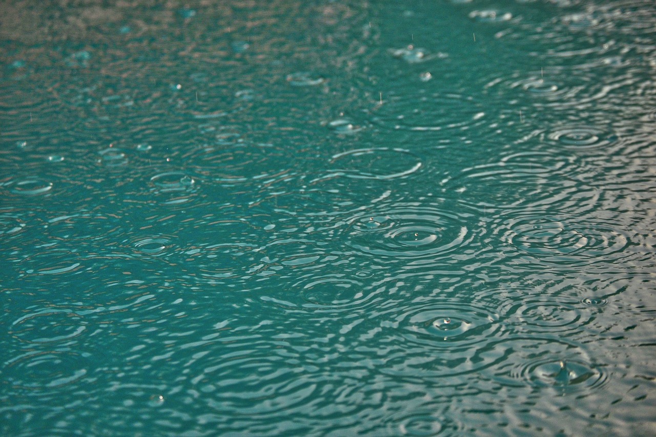 Текстура дождя на воде