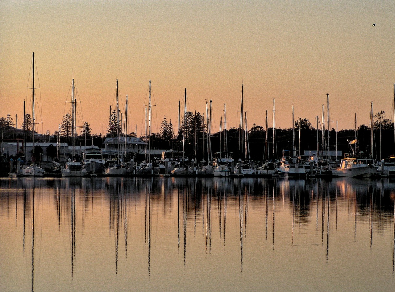 Портовая гавань. Port Harbor. Гавань с лодками фото. Фон Сочи порт чб.