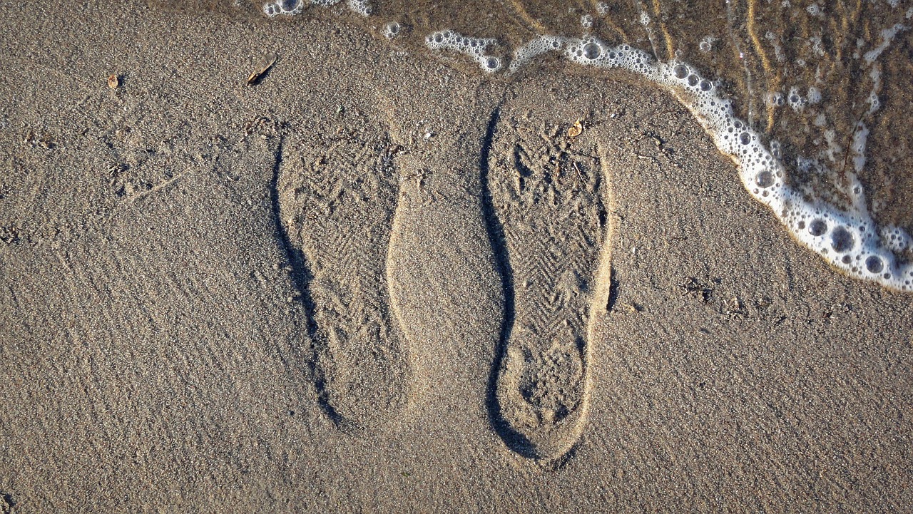 На песке остается след. Отпечаток обуви на песке. Следы на песке. Следы ботинок на песке. Следы обуви на песке.