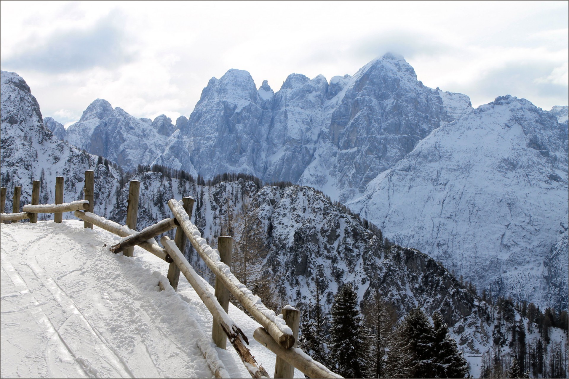 Snow mountain перевод. Барилоче Горная тропа. Тропинка в гору зимой. Тропинка в горах. Снежные горы.