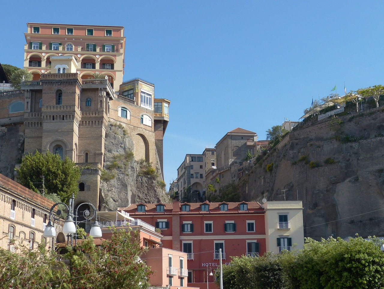 Rock italy. Италия Сорренто Сорренто. Sorrento Cathedral Сорренто. Сорренто - достопримечательности, дома. Италия скала фото достопримечательности.