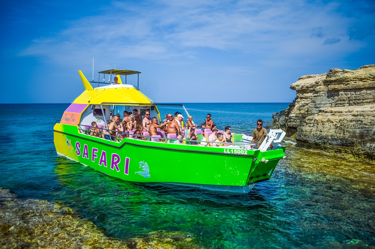 Safari Boat. Speedboat tripaddvse. Катер круиз фото.