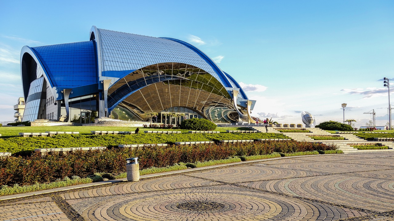 Tbilisi sports palace. Дворец спорта Тбилиси. Дворец спорта Евпатория. Дворец спорта архитектура. Здания днем.