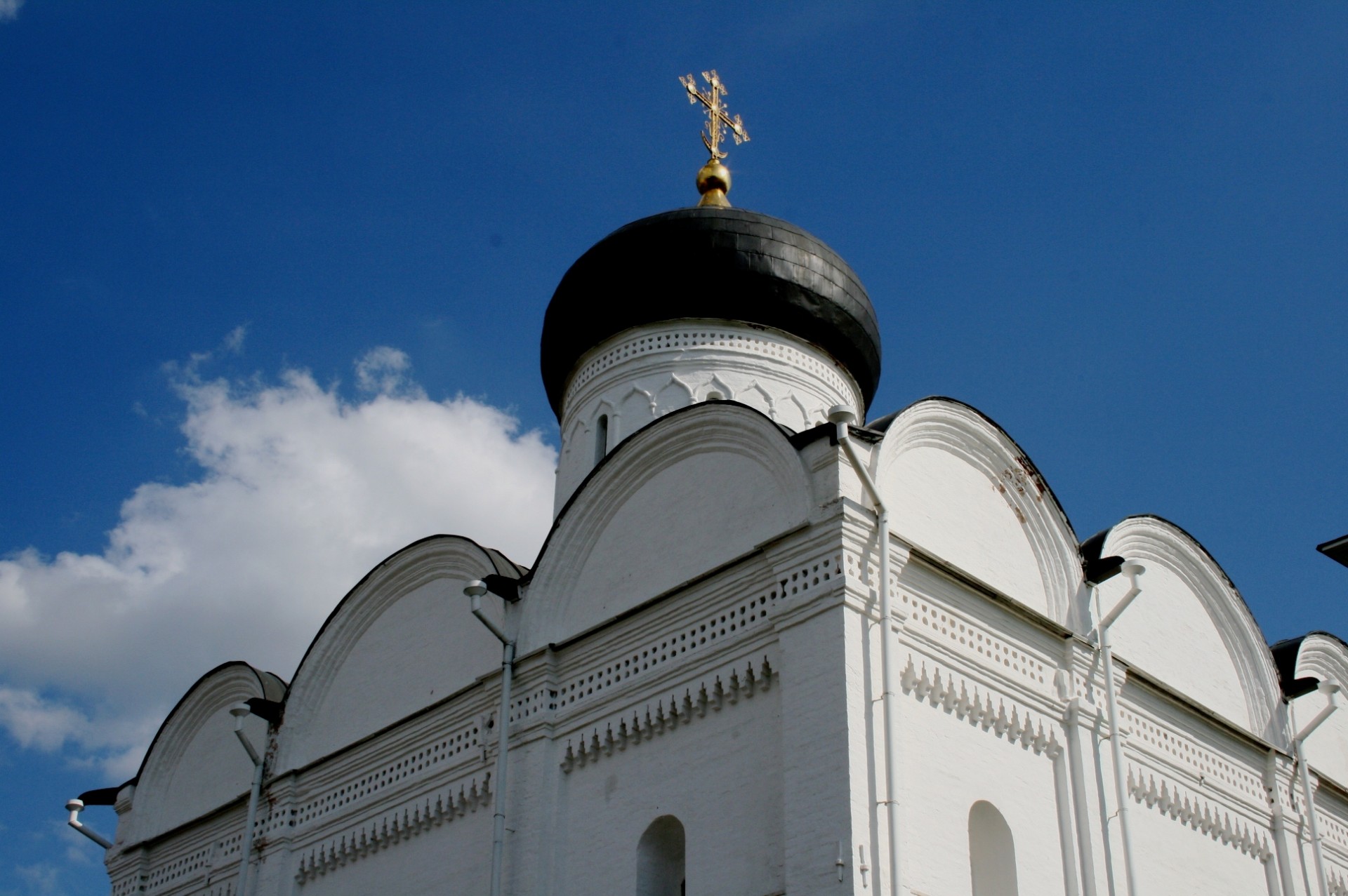 Белый купол церкви. Храм с чёрными маковками Москва. Белый храм в Москве черный купол.