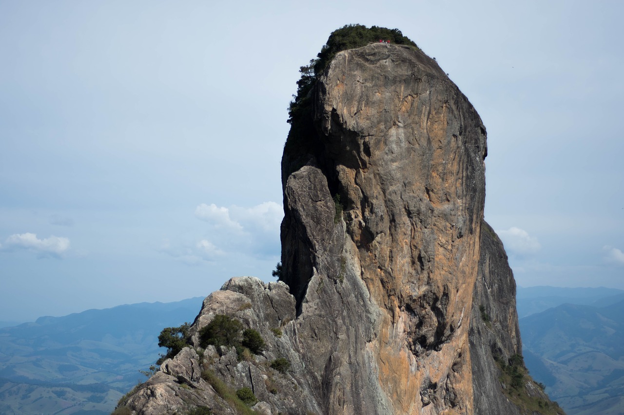 Поставь mountain. Стоун-Маунтин каменная гора. Камни в горах. Камень горный Утес. Камень на горе.