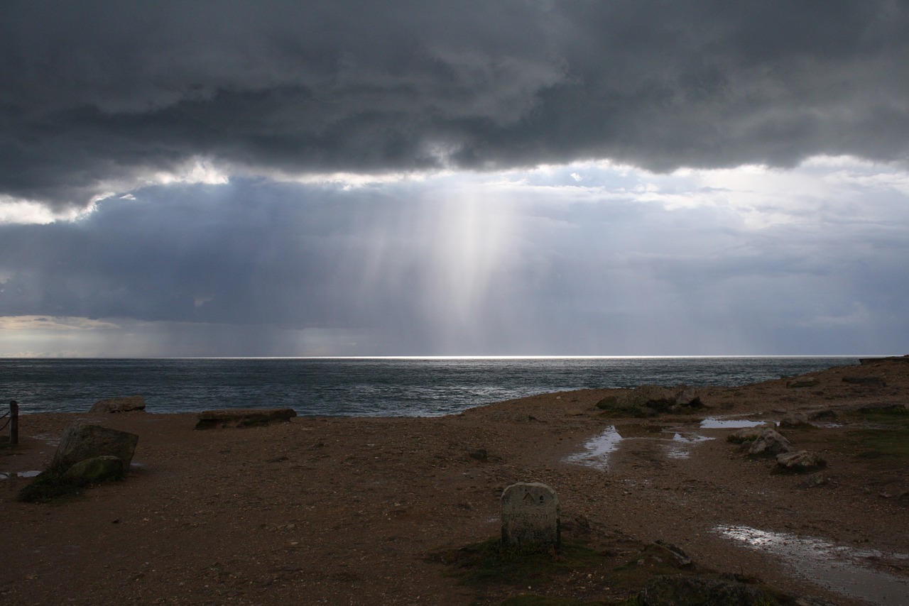 Weather light. Штормовой серый. Картинки дожди пролив. Дождливая погода на ла Манше. Rainy weather Seascape.