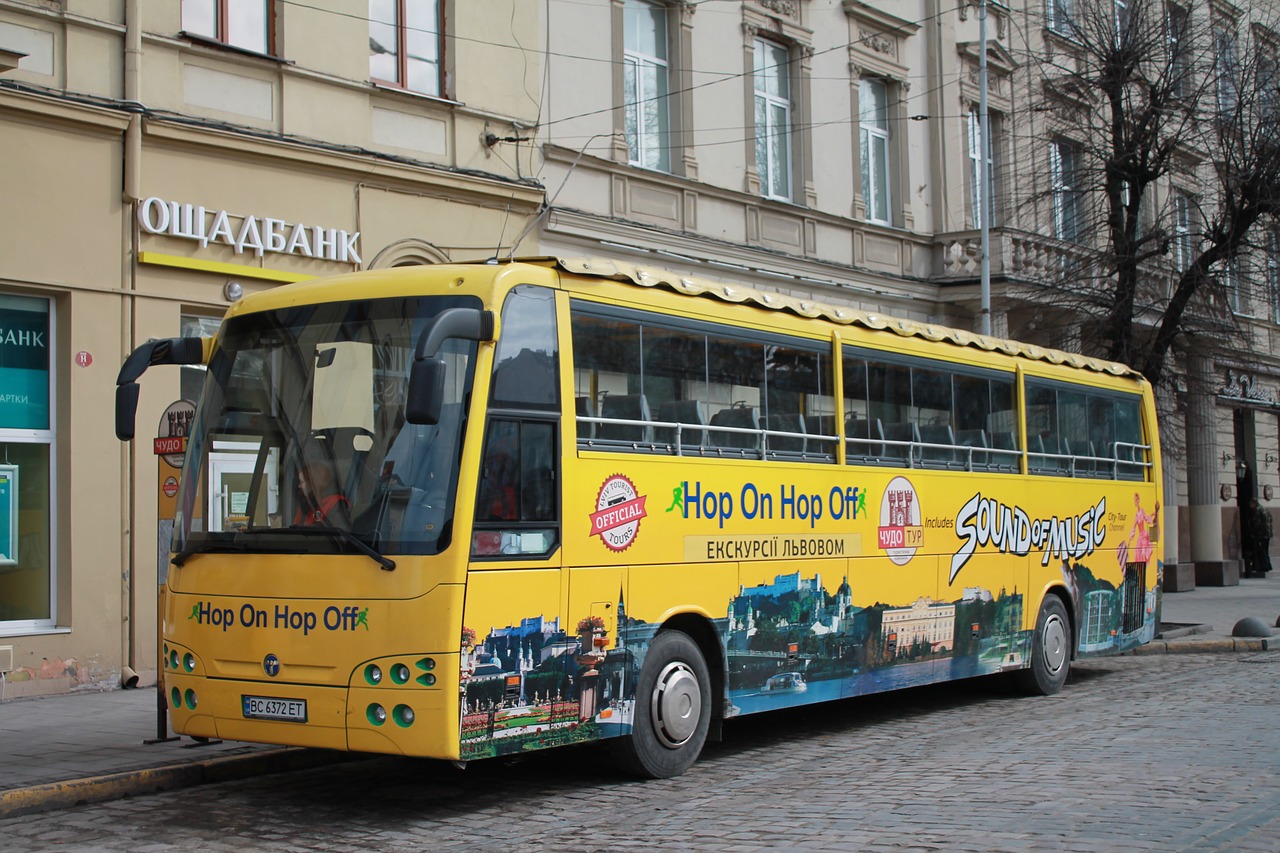 Автобус улица. Автобус на улице. Автобус Мегаполис. Автобус Львов фото. Bus in Ukraine.