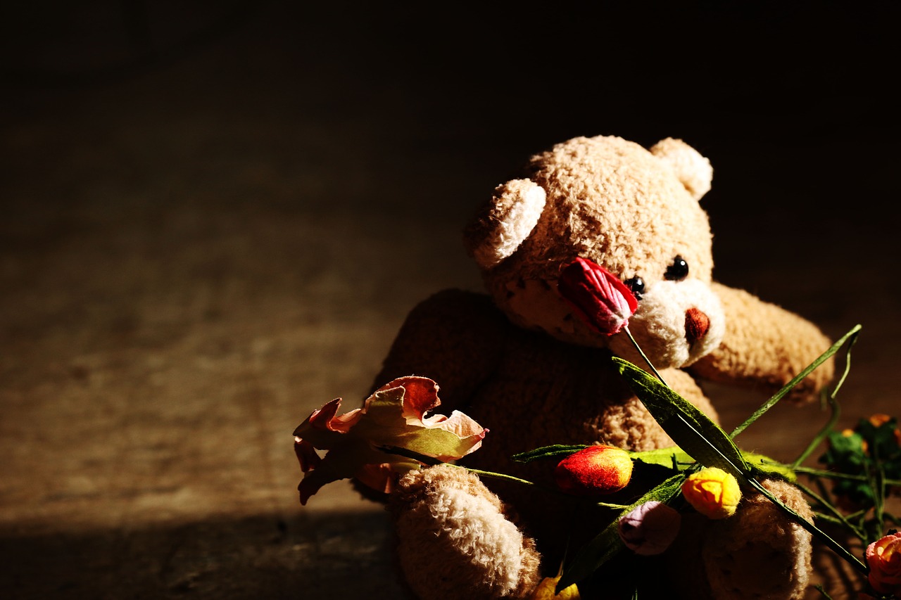 Коричневый медведь с цветком