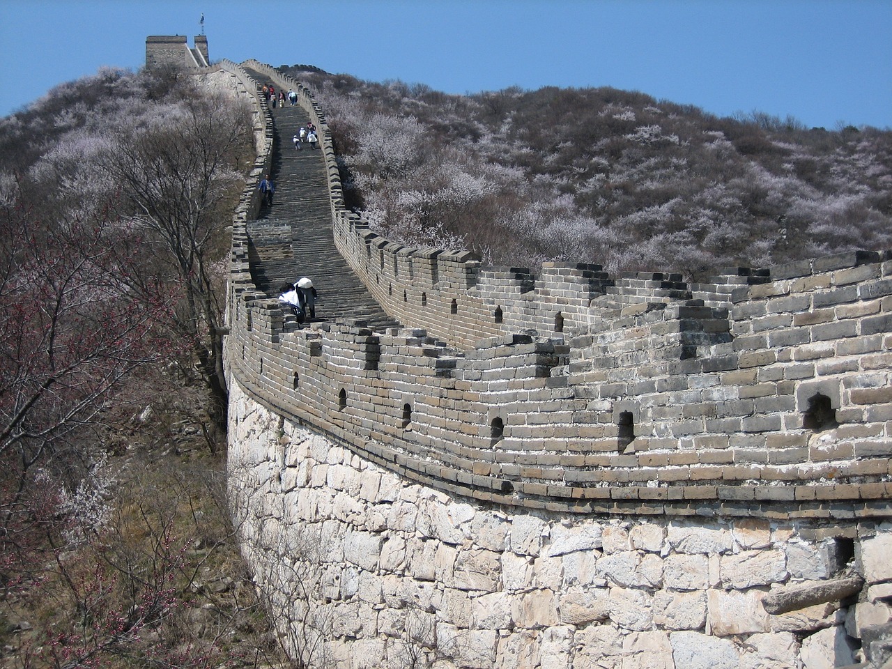 Легенды великой стены. Великая китайская стена бойницы. Башни и бойницы Великой китайской стены. Великая китайская стена (отрезок Бадалин). Китайская стена бойницами в Китай.