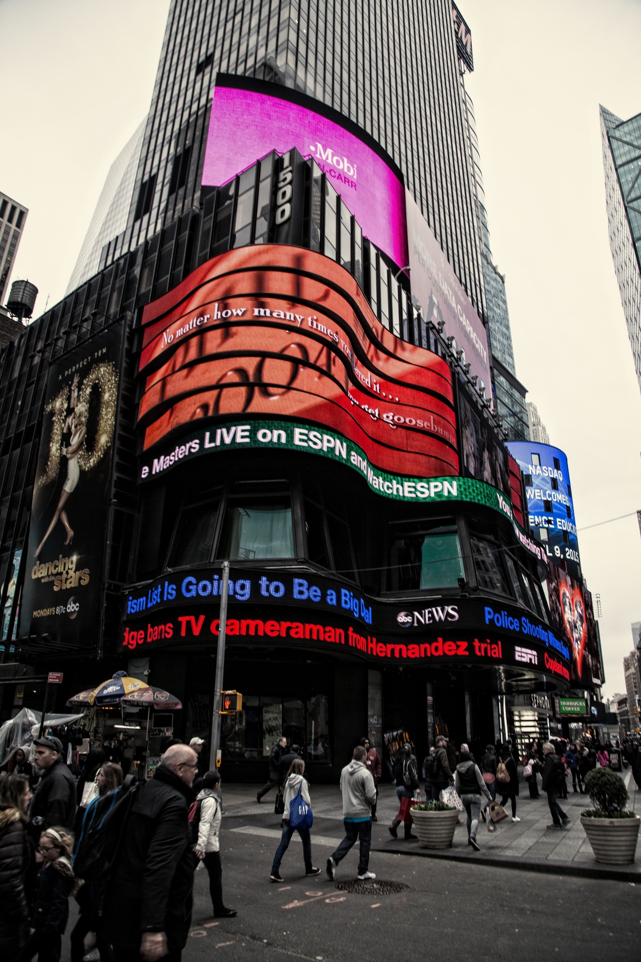 Америка время сейчас. Нью-Йорк Таймс сквер. Times Square Бродвей. Бродвей 420 Нью Йорк магазин. Нью-Йорк США магазины.