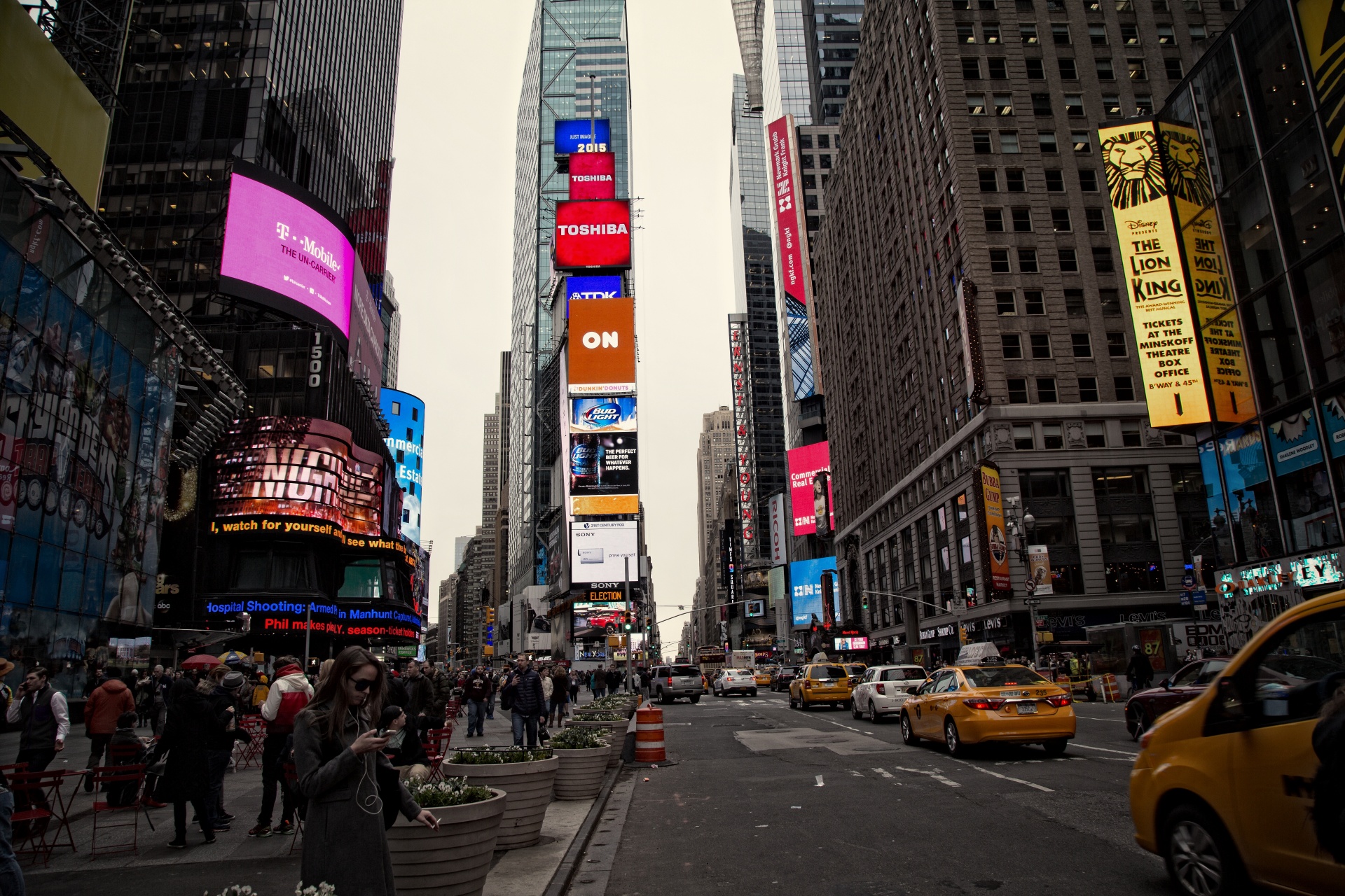 New york how time. ТАЙМСКВЕР Нью-Йорк. Нью-Йорк Таймс сквер. Нью-Йорк улица Таймс сквер. Площадь Таймс сквер.