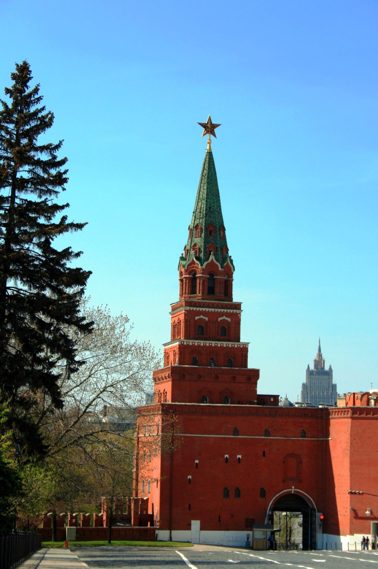 Про башни кремля. Башни Московского Кремля. Боровицкая башня Кремля. Угловая Арсенальная башня Кремля. 20 Башен Московского Кремля.