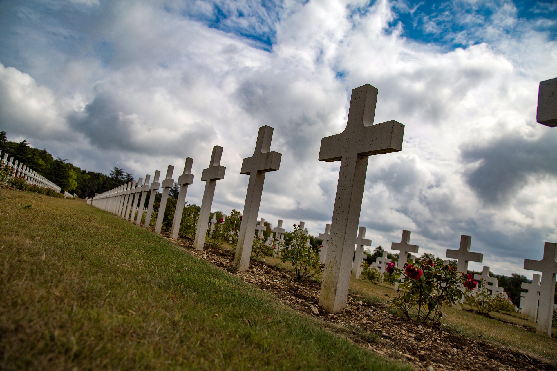 Крест на кладбище. Мемориальное кладбище Верденом. Verdun могилы. Католический крест на кладбище.