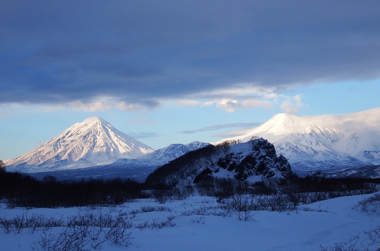 Volcanoes mountains. Гора острая Камчатка. Алтайские горы вулканы. Камчатка горы снег. Гора острая Камчатка снег.