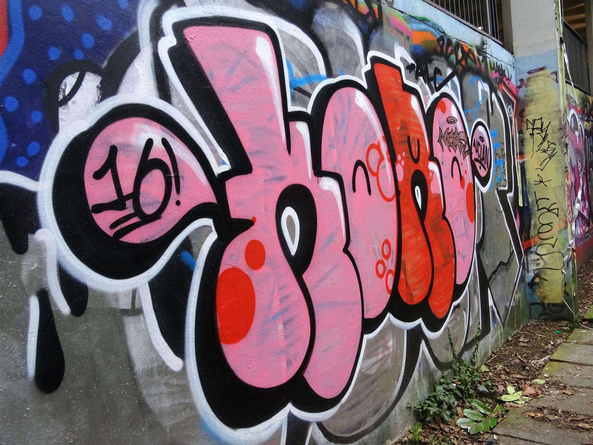 Модные граффити на стенах