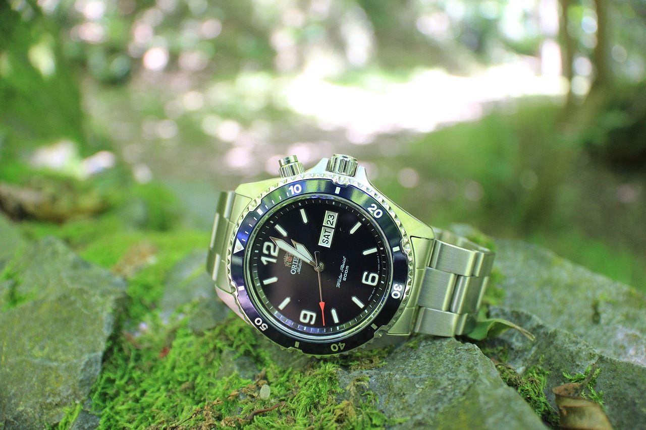 Nature watch. Часы наручные природа. Муж часы природа. Watch and nature. Обои на телефон часы Seiko вертикальные HD.