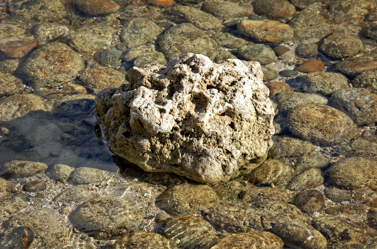 Water stones. Камень источенный водой. Камни боулдеры. Опасные камни под водой. Камень который шипит в воде.