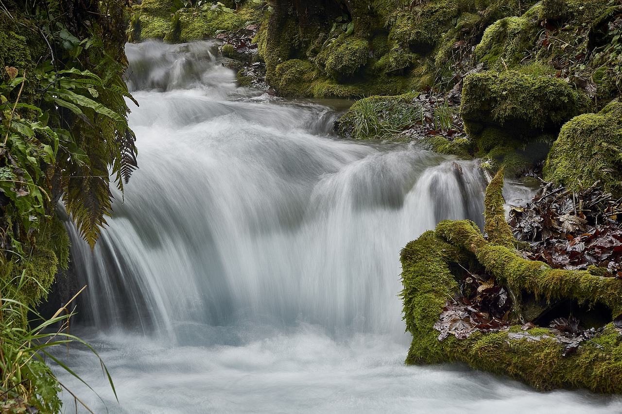 Вода водопад. Small Waterfall. Маленький водопад Байда. Водопад с водяными знаками. Н2о вода водопад.