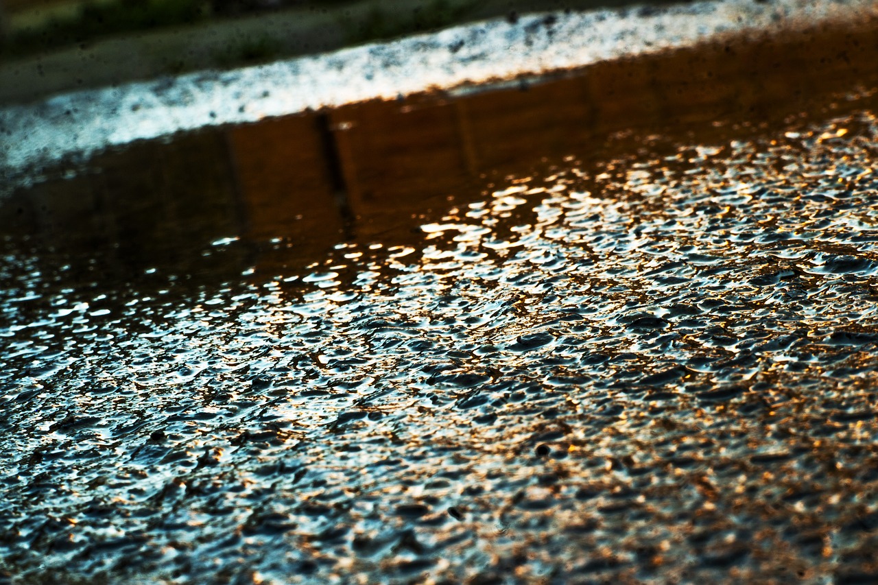 Water street. Текстура мокрой дороги. Мокрая дорога текстура. Вода на улице. Мокрый бетон фото.