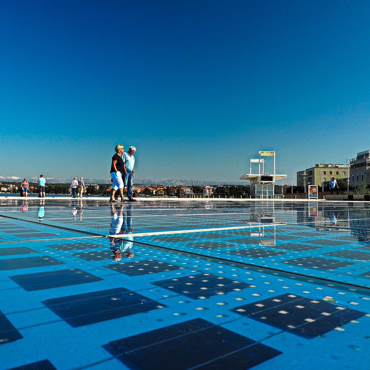 Длины на воде. Лето бассейн. Места для бассейна свободные. Swimming Pool Summer Capital Cities.